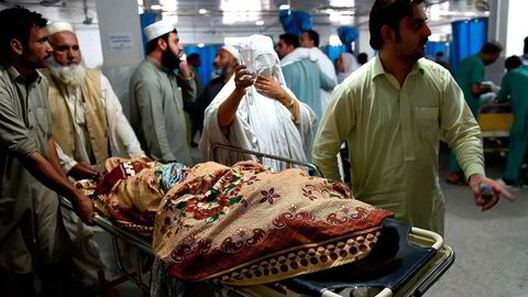 Slektninger ankommer sykehuset i Peshawar med skadede etter jordskjelvet i Pakistan. Foto: A Majeed, AFP/NTB Scanpix