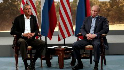 Forholdet mellom USA og Russland kjølnet betraktelig etter at vestlige sanksjoner, med USA og EU i spissen, ble påført Russland etter Ukraina-krisen. Nå kan det se ut til at en gammel russisk oljegigant splitter de to verdensmaktene ytterligere. Avbildet er USAs president Barack Obama og Russlands president Vladimir Putin under G8-møtet i 2013. Foto: Kevin Lamarque/Reuters/NTB Scanpix