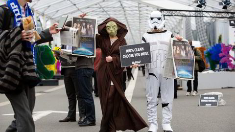 Aktivister fra Avaaz demonstrerte fredag i «Star Wars»-kostymer under klimamøtet i Paris, selv om utslippskutt bør være hverken fantasy eller science fiction. Foto: