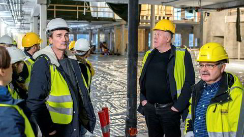 Konsulenten Kjell Kvam (midten) på omvisning i den nye skolen som bygges på Bjørnevatn i Sør-Varanger kommune. Kvam ledet prosessen med å velge entreprenør på oppdrag fra kommunen.