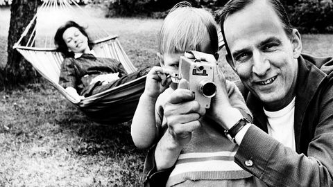 I dette bildet fra 1960 lærer filmregissør Ingmar Bergman sin sønn Daniel å filme mens Bergmans kone og Daniels mor Kibi Laretai ser på fra hengekøyen.