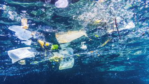 Problematikken med plastikk i havet har fått velfortjent stor oppmerksomhet, men godt skjult for folk flest er alle kjemikaliene som vi omgås til daglig som også har sin endestasjon i havet, som her ved Phi Phi-øyene i Thailand.