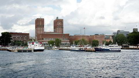 Oslo rådhus, med Honnørbrygga i forgrunnen.