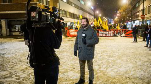 TV2 reporter Kadafi Zaman ble hetset på direkten utenfor Oslo rådhus under Pegida-demonstrasjonen i januar i år. Foto: Fredrik Varfjell /