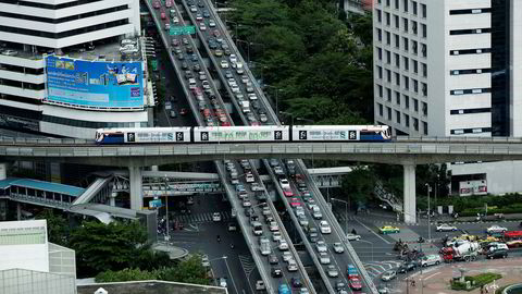 Uber sliter med å få fotfeste i de største metropolene i Sørøst-Asia fordi konkurransen er så stor. Avbildet er Skytrain som passerer over rushtrafikken i Bangkok i Thailand.