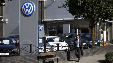 Volkswagen-konsernet har havnet i hardt vær etter forrige ukes utslippsavsløringer. Her fra en forhandler i London. Foto: Simon Dawson/