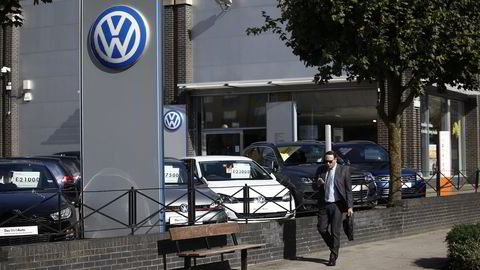 Volkswagen-konsernet har havnet i hardt vær etter forrige ukes utslippsavsløringer. Her fra en forhandler i London. Foto: Simon Dawson/