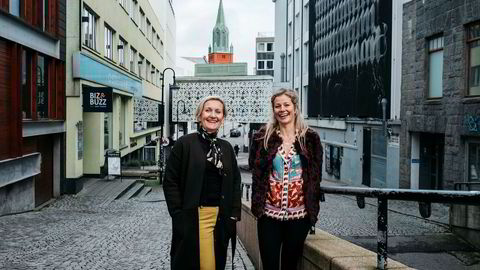 Anne Langeland Espedal, til venstre, har sammen med sin ektemann Harald Espedal kjøpt eiendom i Stavanger Sentrum den siste tiden. Eiendomssjef i Retail Stavanger, Anne Kristine Waage, til høyre.