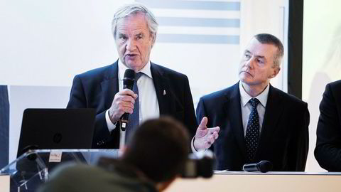 Willie Walsh, toppsjef i International Airlines Group, (til høyre) utelukker ikke at at han fortsatt kan kjøpe Norwegian av Bjørn Kjos. Her er de to avbildet ved en årlig konferanse for luftfart i Brussel.