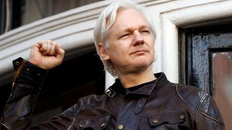 Julian Assange er innvilget statsborgerskap i Ecuador. Her hilser han på tilhengere utenfor Ecuadors ambassade i mai ifjor.