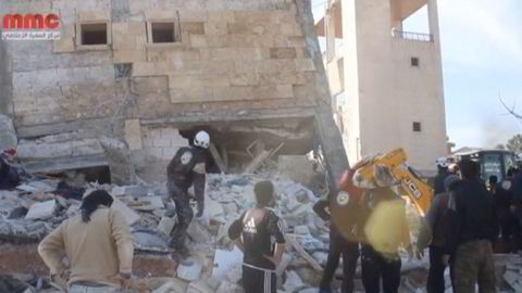 Dette skal være TV-bilder av ett av MSF-byggene som ble bombet i en provins i nordvestlige Syria. Foto: REUTERS/Social Media Website via
