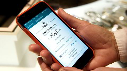I oktober startet DNBs Vipps-app test av mobilbetaling i butikk i klesbutikken Høyer i Oslo. Vipps håper mobilbasert betaling snart danker ut kontanter og kort. Foto: Per Ståle Bugjerde