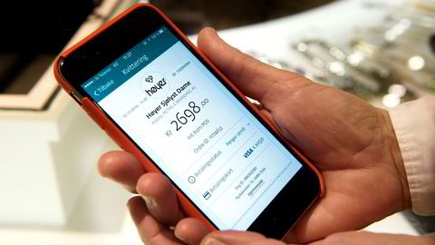 I oktober startet DNBs Vipps-app test av mobilbetaling i butikk i klesbutikken Høyer i Oslo. Vipps håper mobilbasert betaling snart danker ut kontanter og kort. Foto: Per Ståle Bugjerde