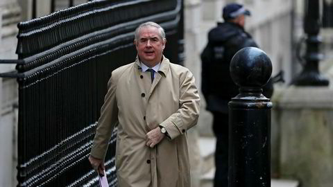 Regjeringsadvokat Geoffrey Cox er dagens mann i brexitdramaet. Her ankommer han Downing Street i London tirsdag formiddag.