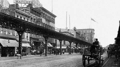Bybefolkningen i USA hadde økt med 30 millioner på hundre år. Bilde viser 14 gate og Fift Avenue i New York 1898.