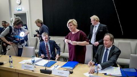 Finansminister Siv Jensen sølte farris før sin forklaring om SSB-saken for Stortingets kontrollkomite onsdag ettermiddag. Her med ekspedisjonssjef Amund Holmsen (t.v.) og finansråd Hans Henrik Scheel.