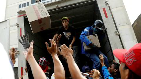 Demonstranter plyndrer en lastebil under en demonstrasjon mot president Nicolas Maduro i Caracas, Venezuela, i slutten av mai i år.
