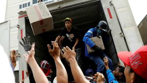 Demonstranter plyndrer en lastebil under en demonstrasjon mot president Nicolas Maduro i Caracas, Venezuela, i slutten av mai i år.