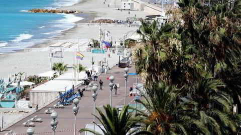 Det var nærmest folketomt langs den kjente strandpromenaden i Nice sentrum fredag. Foto: Valery Hache/AFP/NTB Scanpix
