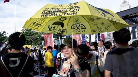 De gule paraplyene har blitt et varemerke for demonstrasjonene i Hong Kong. Nå planlegges nye demonstrasjoner og en fortsettelse av paraplyrevolusjonen. Foto: Tyrone Siu, Reuters/NTB Scanpix