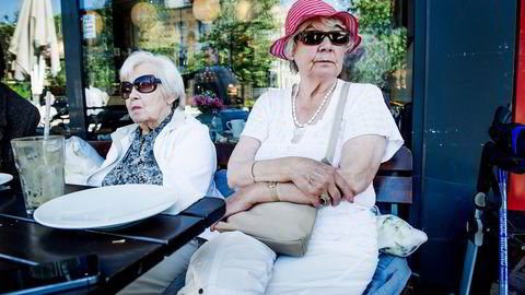 Pensjonistene Else Foyn Johannessen (til høyre) og Ragnhild Storaker på Røa i Oslo fortviler over at filialer og minibanker er borte. – Det er blitt elendig, sier Johannessen. Alle foto: Gorm K. Gaare