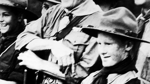 Grunnleggeren. Speidernes historie er uløselig knyttet til Robert Baden Powell (1857-1941). Her er han og sønnen Peter (foran) på speiderleir i Sør-Afrika i 1928. Baden-Powell tjente mange år som offiser for den britiske kolonimakten i Asia og Afrika. Siden etablerte han speiderbevegelsen som et slags monument over alt han hadde stått for i militærtjenesten. Foto: Topical Press Agency/Getty Images