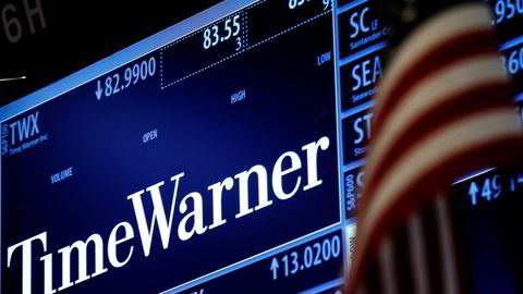 Time Warner-tickeren lyser opp på New York-børsen fredag. Foto: Brendan McDermid/