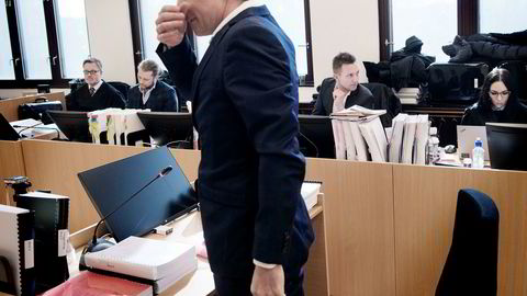 Det var ingen hjertelig stemning mellom investoren Alfred Ydstebø (foran) og Kjetil Andersen (bak til høyre) da Ydstebø vitnet i Stavanger tingrett. Ydstebø har saksøkt Andersen for 130 millioner kroner.