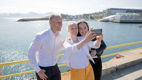 Administrerende direktør Matts Johansen i Aker BioMarine blir med på en selfie på kaia i Tromsø sammen med direktør for bærekraft Runa Haug Khoury (i midten) og kommunikasjonssjef Ingeborg Tennes.