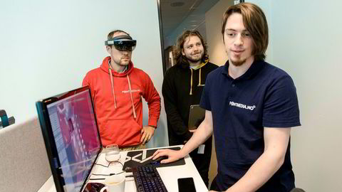 Programmerer i teknologiselskapet Pointmedia, Filip Cubrilo, viser frem sin AR-Løsning som gjør det mulig å studere menneskekroppen i detalj. I bakgrunnen står gründer Jo Jørgen Stordal (til venstre) og prøver løsningen med AR-briller, sammen med medgründer Anders Oneiros.