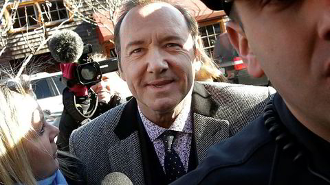 Kevin Spacey ankommer rettshøringen mandag.