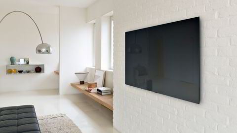 Sonys nye toppmodell er verdens tynneste tv med en tykkelse på under fem millimeter. En spesiell veggbrakett brukes for å få den tett inntil stueveggen. Foto: Sony