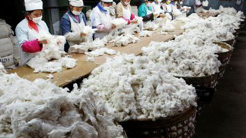 For 20 år siden flyttet internasjonale selskaper produksjonen til Kina for å utnytte de lave fabrikkarbeiderlønningene, men nå er flere selskaper bekymret over det økende kostnadsnivået. Her fra en tekstilfabrikk i Sichuan i Kina.