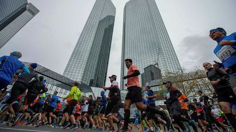 Tyske myndigheter håper at de skarpeste hodene innen finans skal komme løpende hit til Frankfurt etter brexit. Her fra Frankfurt Maraton med hovedkvarteret til Deutsche Bank i bakgrunnen.