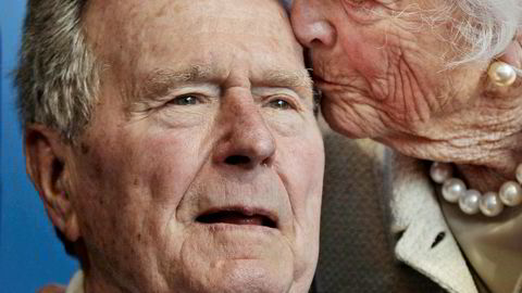 Tidligere president George H.W. Bush fotografert sammen med sin kone Barbara Bush, som døde åtte måneder før ham.