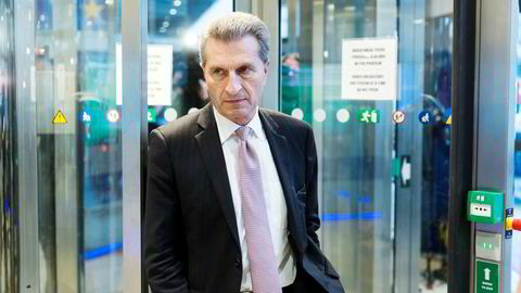 EUs budsjettkommissær Günther Oettinger er fornøyd hvis alle klager. Nå klager de mest i de tidligere østblokklandene i Sentral-Europa.
