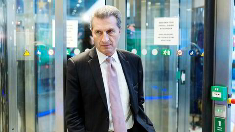 EUs budsjettkommissær Günther Oettinger er fornøyd hvis alle klager. Nå klager de mest i de tidligere østblokklandene i Sentral-Europa.