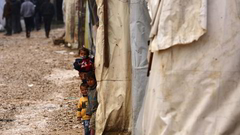 Syriske flyktninger utenfor teltene sine i en flyktningbosetning nær den libanesiske byen Zahle. Flyktningestrømmer rammer Libanon hardt, samtidig som landet er i midten av en geopolitisk maktkamp i regionen. Foto:  AFP PHOTO / Patrick BAZ