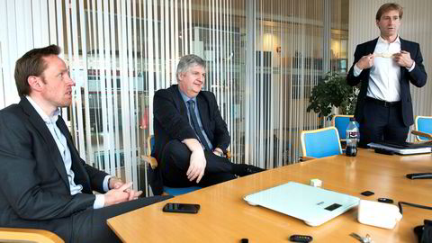 Nordic Semiconductor-sjef Svenn-Tore Larsen (i midten) sier handelskrigen rammer selskapet. Til venstre er Thomas Søderholm, sjef for forretningsutvikling. Til høyre er tidligere finansdirektør Robert Giori.