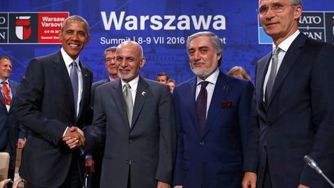 USAs president Barack Obama (t.v) tar i hånden til Afghanistans president Ashraf Ghani. Ved siden av står også partileder Abdullah Abdullah fra Afghanistan og NATO-sjef Jens Stoltenberg. Foto: REUTERS/Kacper Pempel