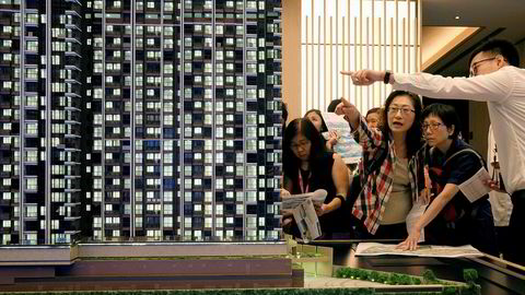 Hongkong har fulgt etter den amerikanske sentralbanken og satt opp renten på torsdag. Det er prekær mangel på boliger i byen. Nye prosjekter er lansert - til noen av verdens høyeste kvadratmeterpriser.