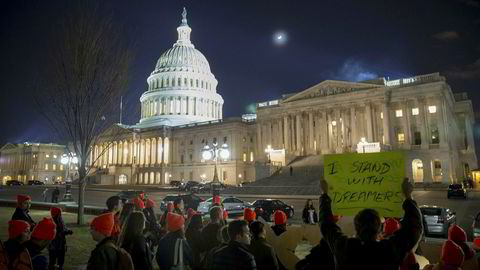 Mens politikerne i Kongressen i USA forsøker å bli enige om budsjettet for 2018, demonstreres det utenfor kongressbygningen.