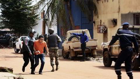 Minst 21 mennesker rapporteres å ha blitt drept etter at spesialsoldater stormet hotellet der væpnede islamister tok 170 gisler i Malis hovedstad Bamako fredag. Foto: AP Photo/Harouna Traore