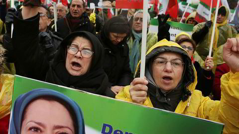Utenfor konferansen i den polske hovedstaden Warszawa var det demonstrasjoner mot regimet i Iran. På plakaten den omstridte iranske aktivisten og opposisjonslederen Maryam Rajavi, som bor i eksil i Paris.