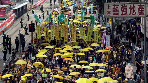 Gule paraplyer: Her fra en tidligere demonstrasjon i februar i år. De gule paraplyene brukes som et symbol på demokrati. Foto: Tyrone Siu/
