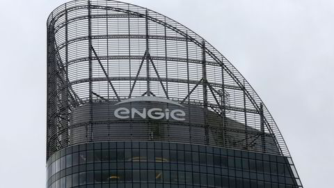 Logoen til det franske energiselskapet Engie pryder hovedkontoret i  Paris. Foto: Jack Naegelen/