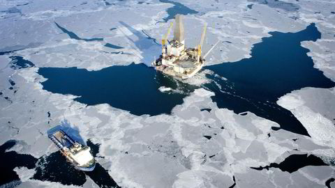 Bildet av en oljerigg blant ismassene illustrerer en dramatisk utvikling av aktivitetene i Arktis, skriver artikkelforfatteren. Foto: ONGC Videsh Ltd., Bloomberg
