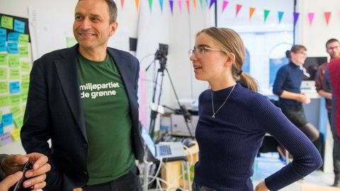 Hulda Holtvedt fra Grønn Ungdom og Arild Hermstad i Miljøpartiet De Grønne på valgvake i forbindelse med skolevalget.