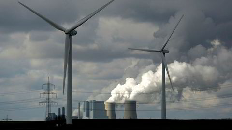 EUs system med klimakvoter bidrar til at det blir mer vindkraft og mindre kullkraft. Her er både vindkraft og kullkraft vest i Tyskland.