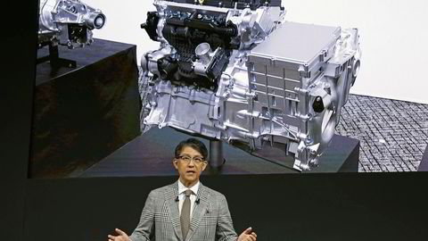 Toyotas konsernsjef Koji Sato introduserte prototyper på nye forbrenningsmotorer på en konferanse i Tokyo på tirsdag.